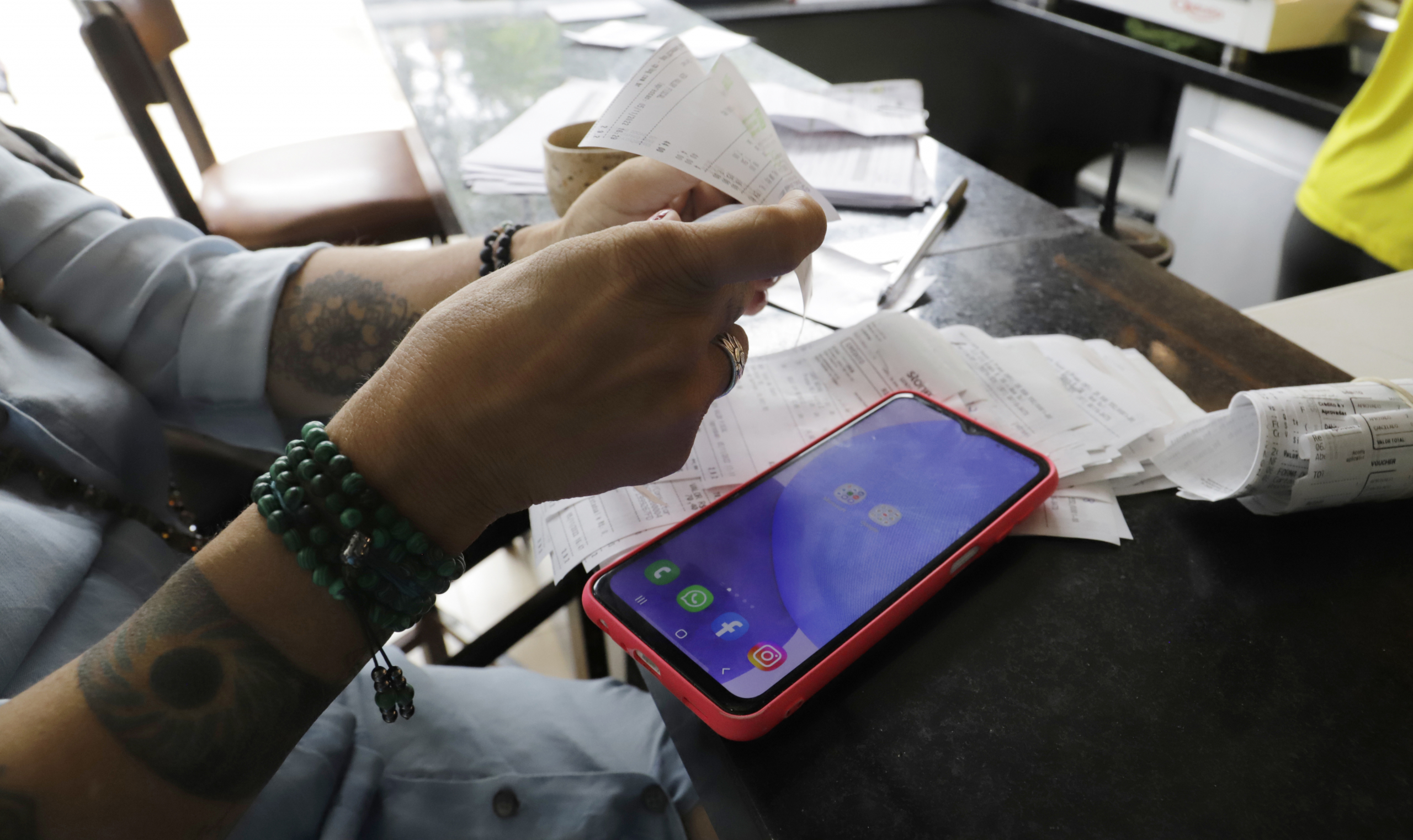 61% dos empreendedores brasileiros fazem pagamentos da empresa com a conta pessoal