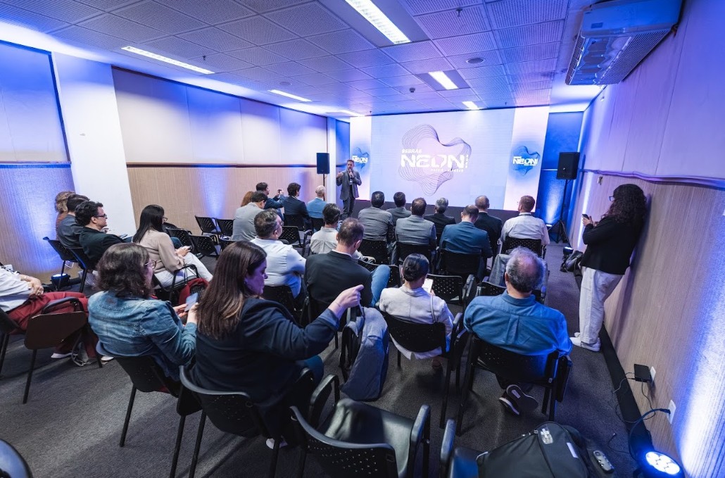 Sebrae lança programa gratuito de capacitação em Inteligência Artificial durante o NEON 2026